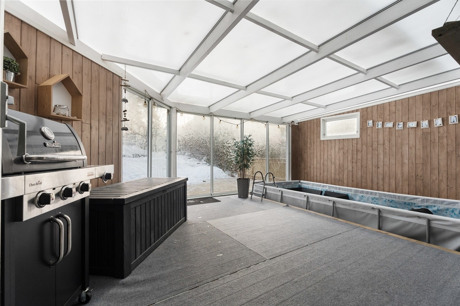 Boligen har en innglasset veranda med svømmebasseng, som forlenger sommersesongen. Galleribilde