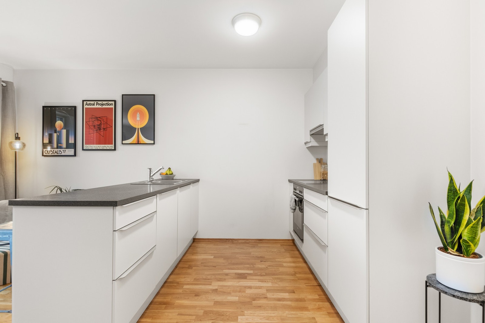 Kjøkken med god skap og benkeplass. Galleribilde