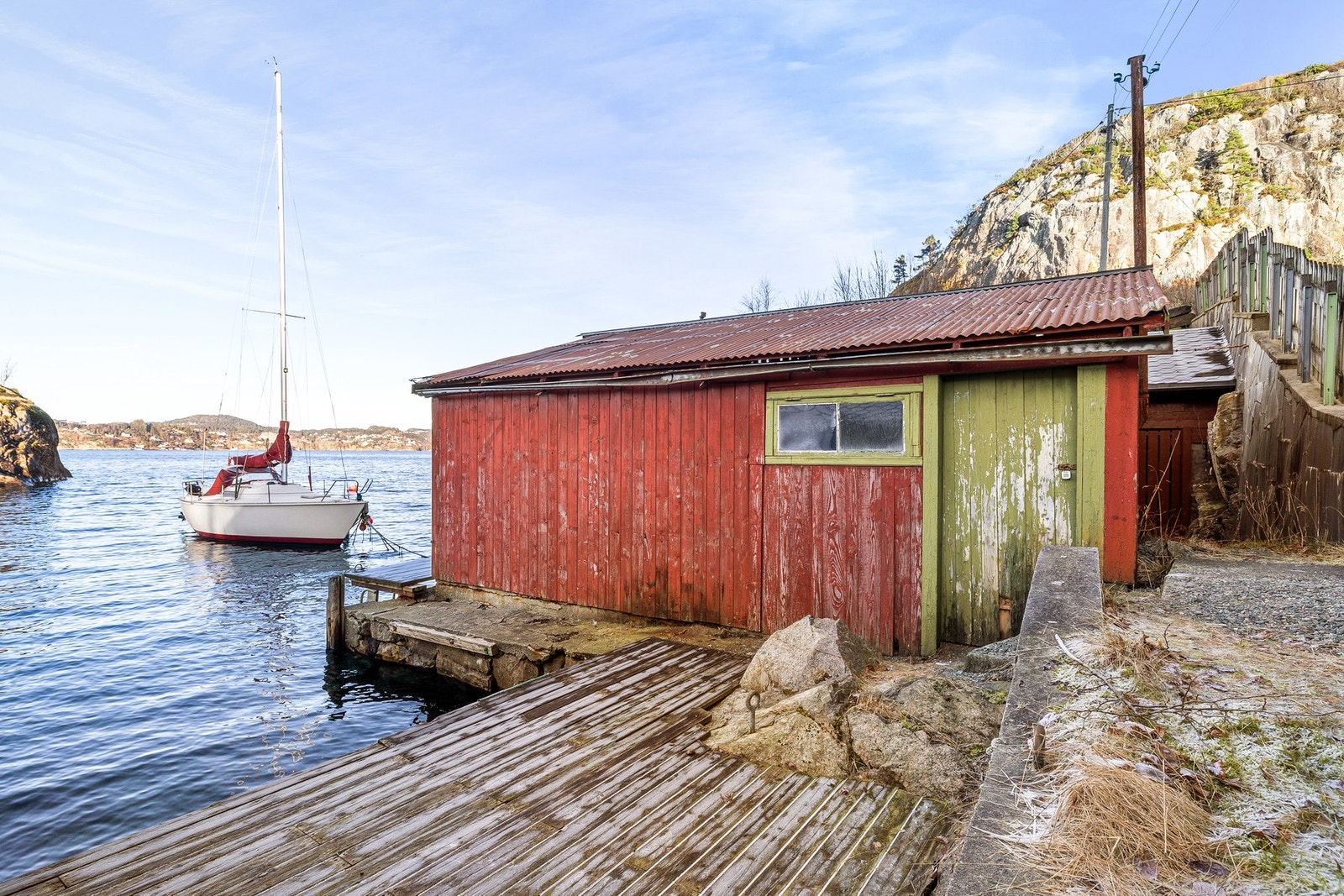 Dette gir gode muligheter for båtliv, fiske og friluftsliv, samtidig som man raskt kan ta seg til servicetilbud og møteplasser også sjøveien. Galleribilde