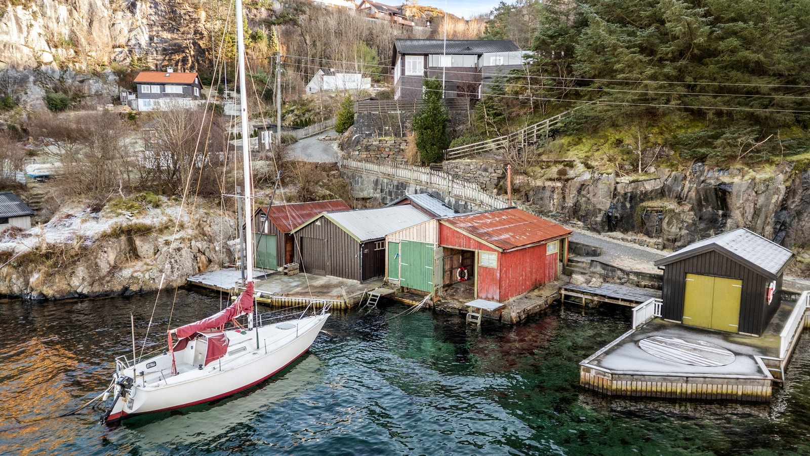 For den som ønsker å benytte sjøveien, er det enkel tilgang til nærliggende småbåthavner, gjestebrygger og rekreasjonsområder langs kystlinjen. Galleribilde