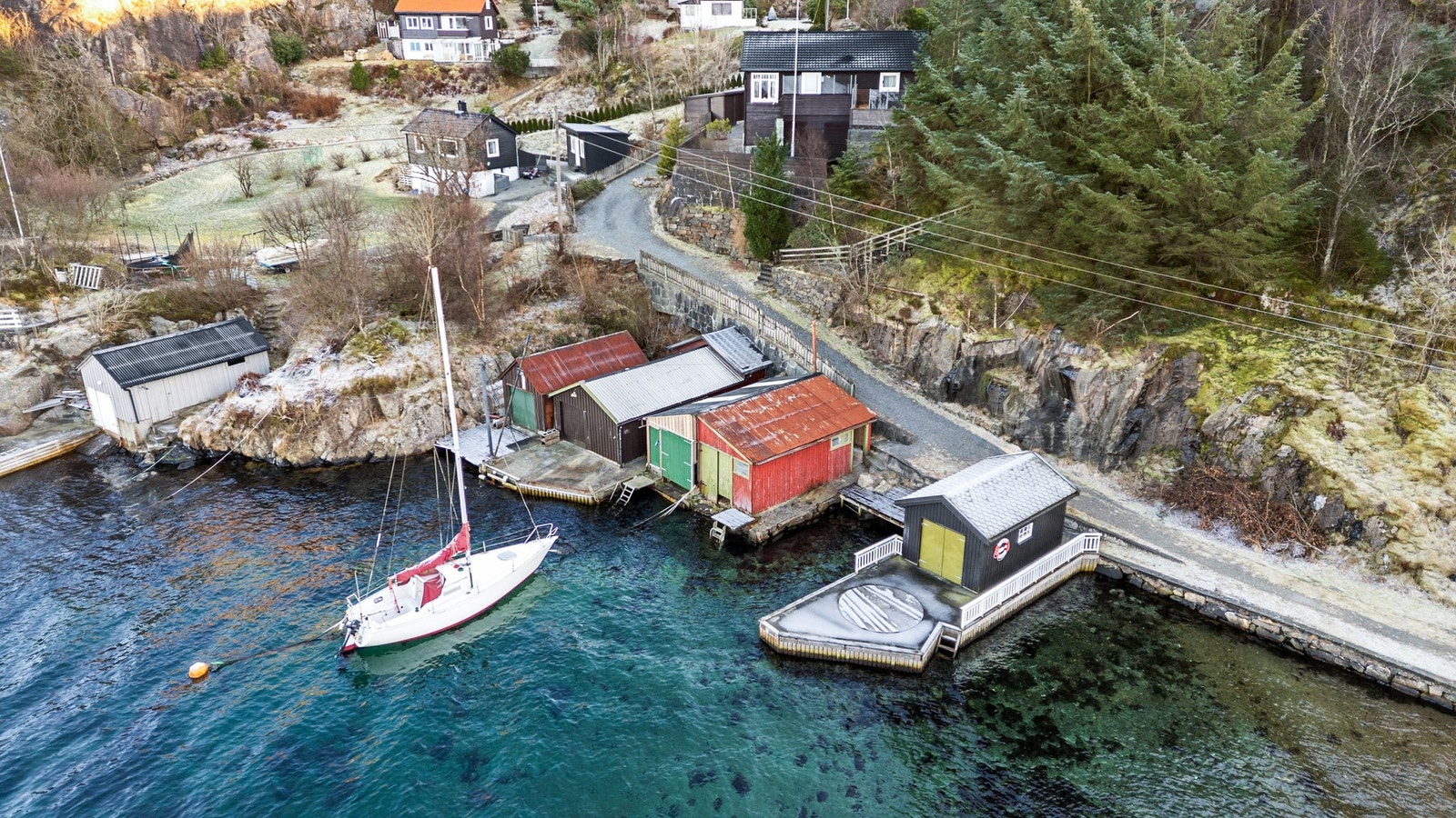 Område er et ypperlig sted å samle nære og kjære til hyggelige opplevelsen langs sjøen. Her kan man enten bade, fiske eller drive med vannsport. Galleribilde