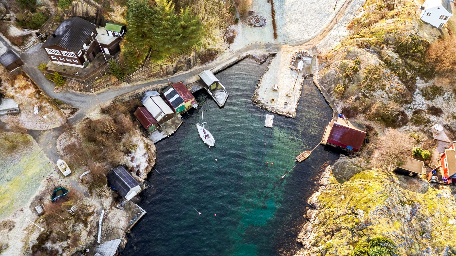 Naustet er av lav standard og trenger oppgradering, men kan pt brukes til oppbevaring av båt, kajakker eller diverse utstyr. Galleribilde
