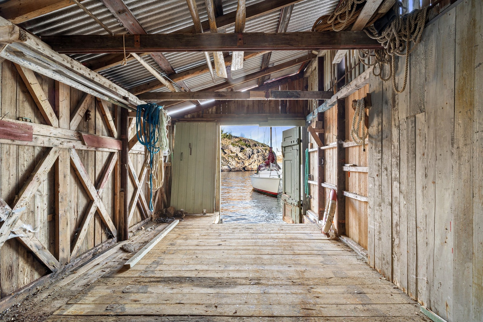 Beliggenheten kombinerer det beste av to verdener - fredelige, landlige omgivelser med gode solforhold og skjermet plassering innerst i viken, samt nærhet til både fasiliteter, hovedveinett og bymessige tilbud. Galleribilde