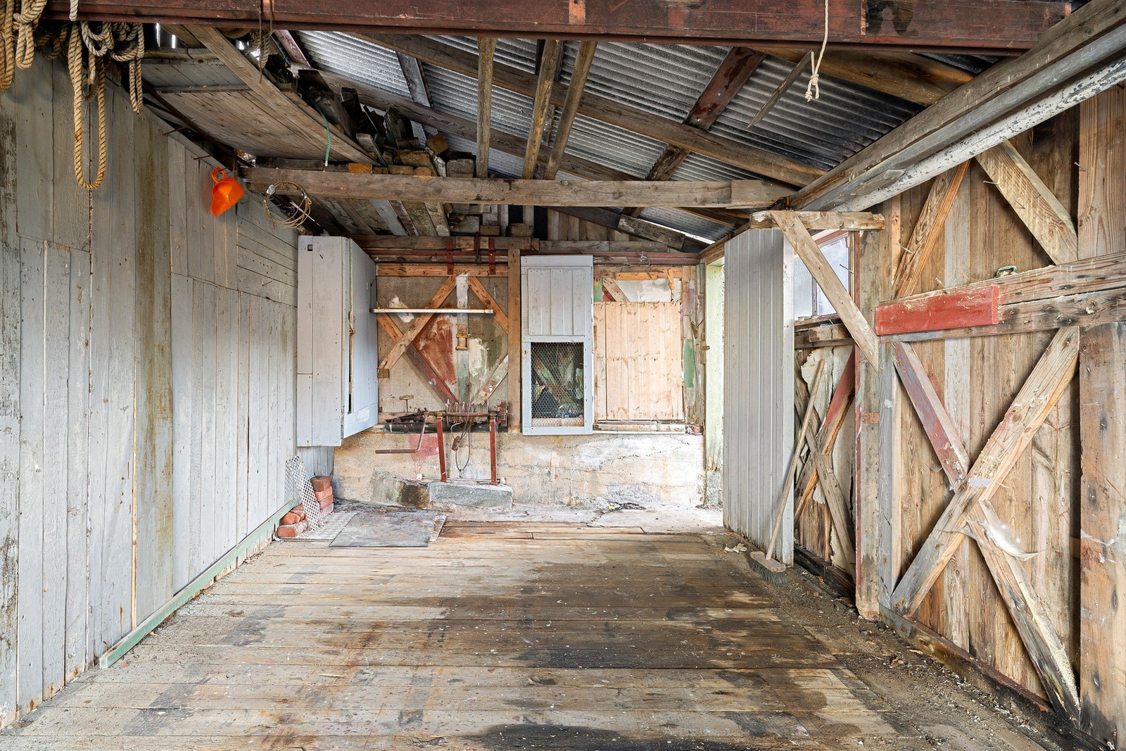 Lett adkomst gjør eiendommen tilgjengelig året rundt, og området passer godt for dem som ønsker et rolig fristed uten å gi avkall på praktisk nærhet til hverdagslige behov. Galleribilde