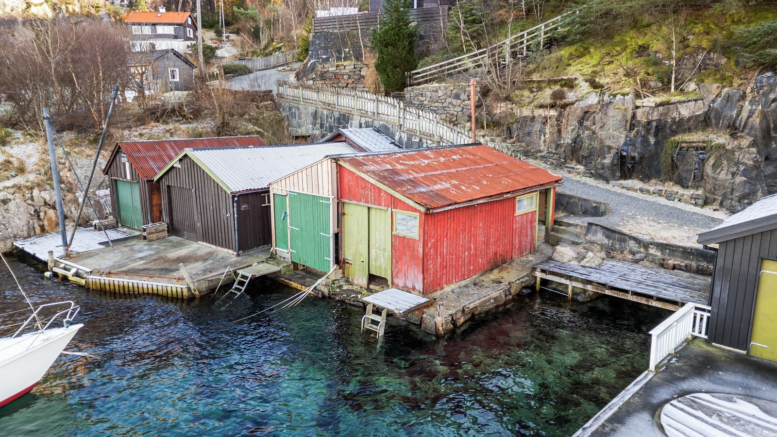 I nærområdet finner man dagligvarebutikker, servicetilbud og øvrige nødvendigheter, lett tilgjengelig med bil på få minutter. Galleribilde