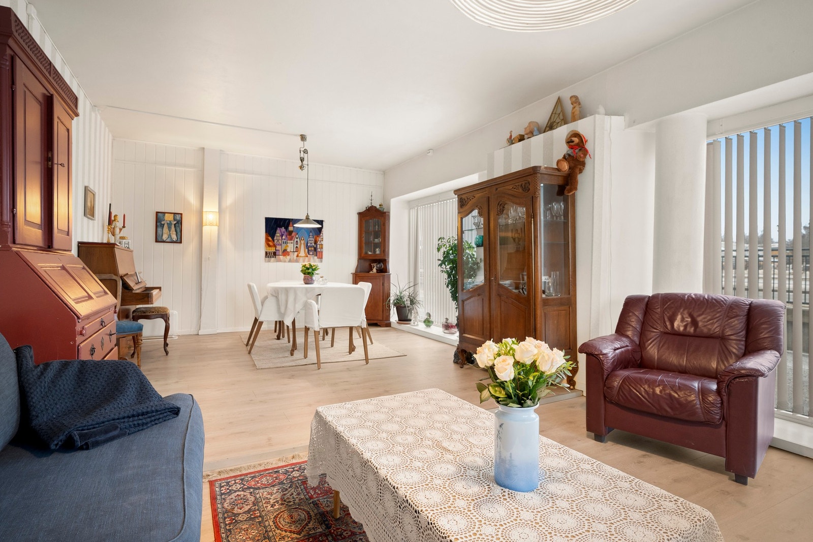 Velegnet plass til sofa/sittegruppe i den ene delen og spisebord i den andre. Galleribilde