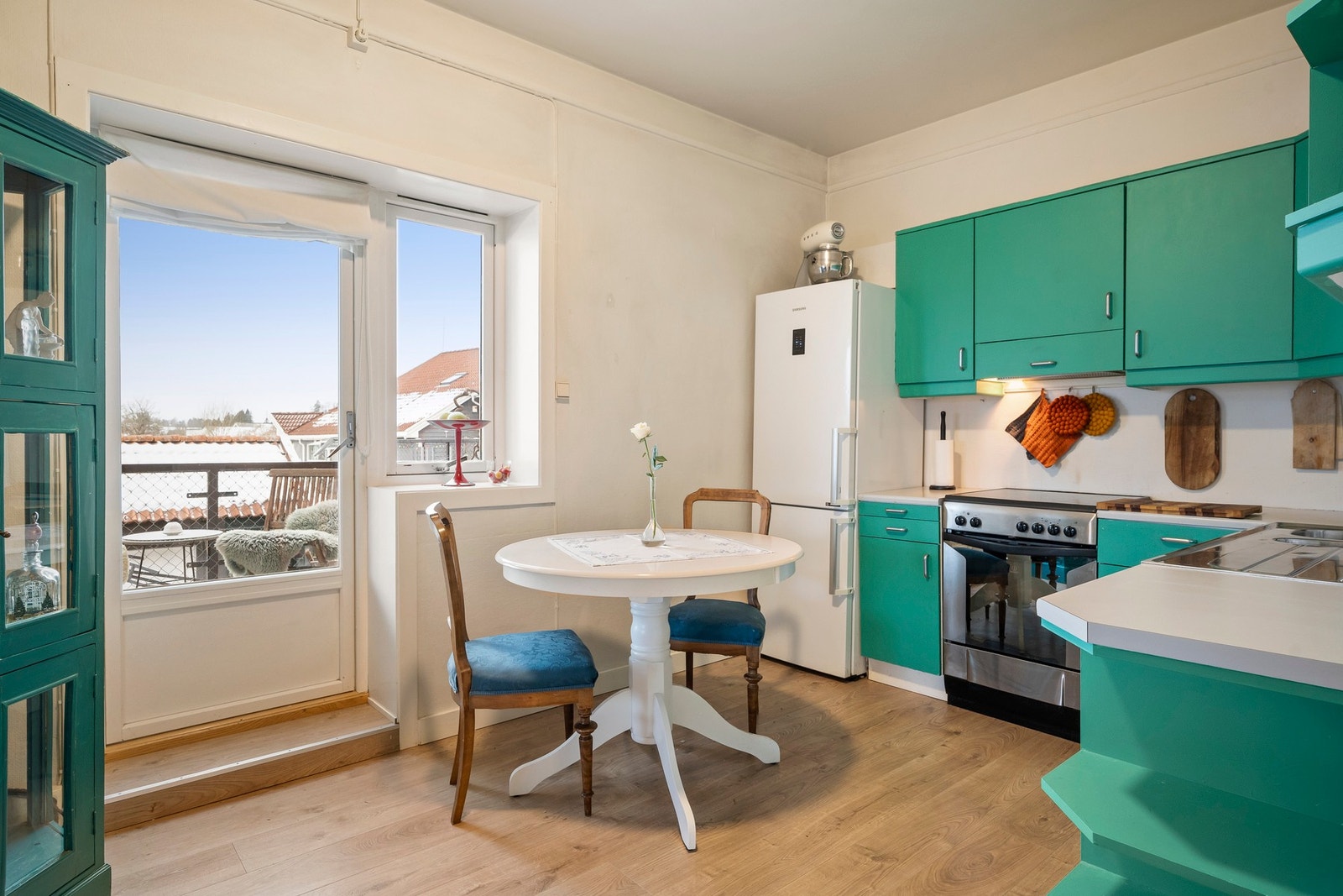 Innredningen har slette, malte fronter og laminerte benkeplater. Galleribilde