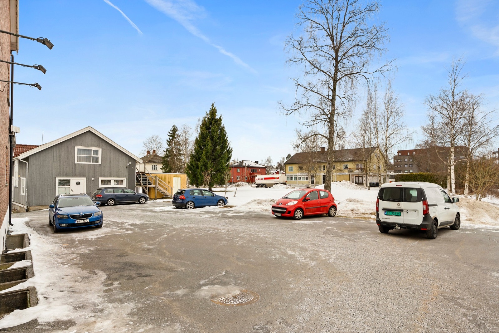 Gode parkeringsmuligheter på eiendommen. Galleribilde