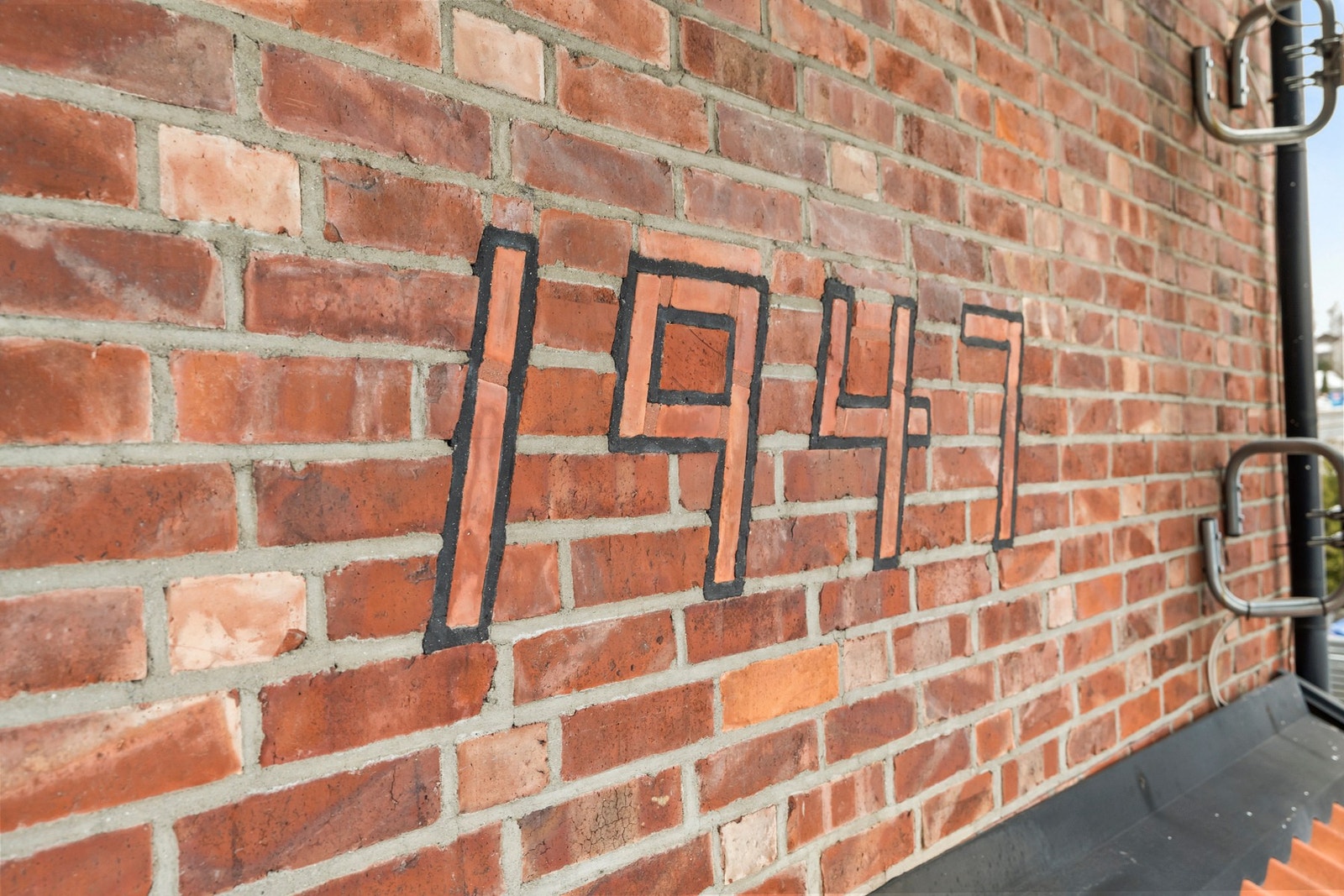 Klassisk teglsteinsbygg fra 1947. Galleribilde