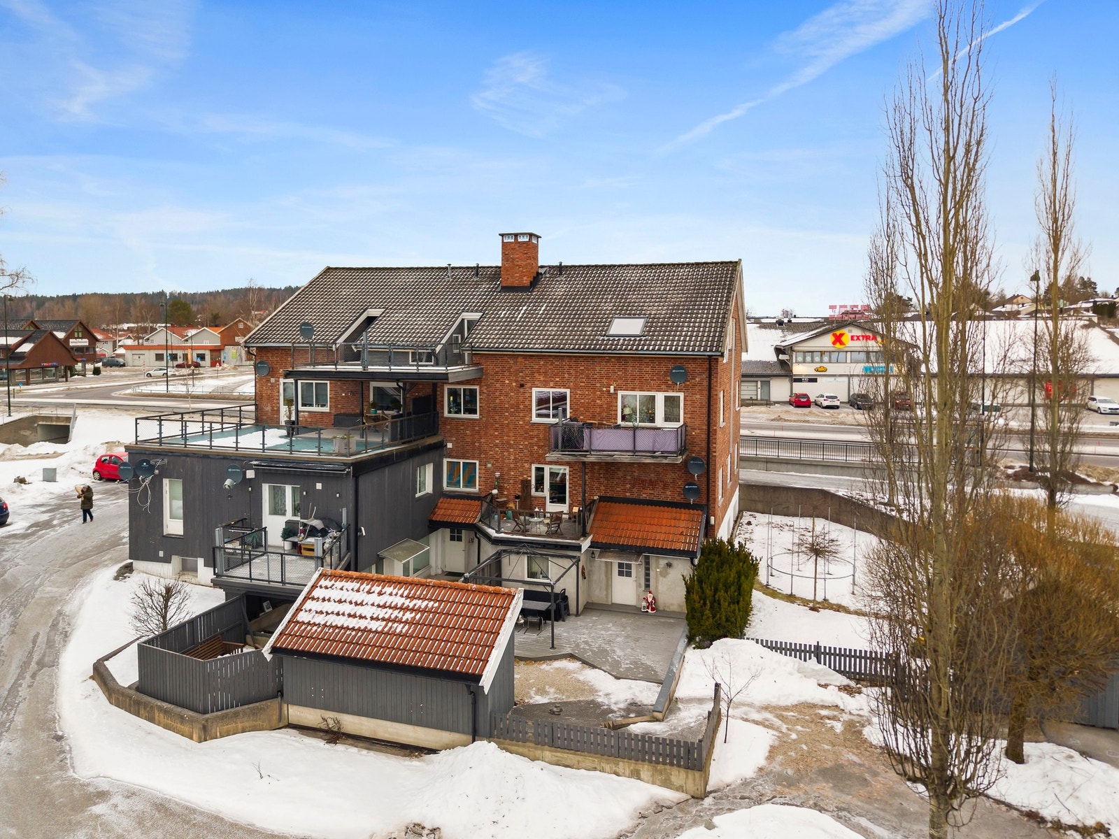 Togstasjon ligger også i nærhet, med gode pendlermuligheter mot blant annet Oslo og Askim. Galleribilde