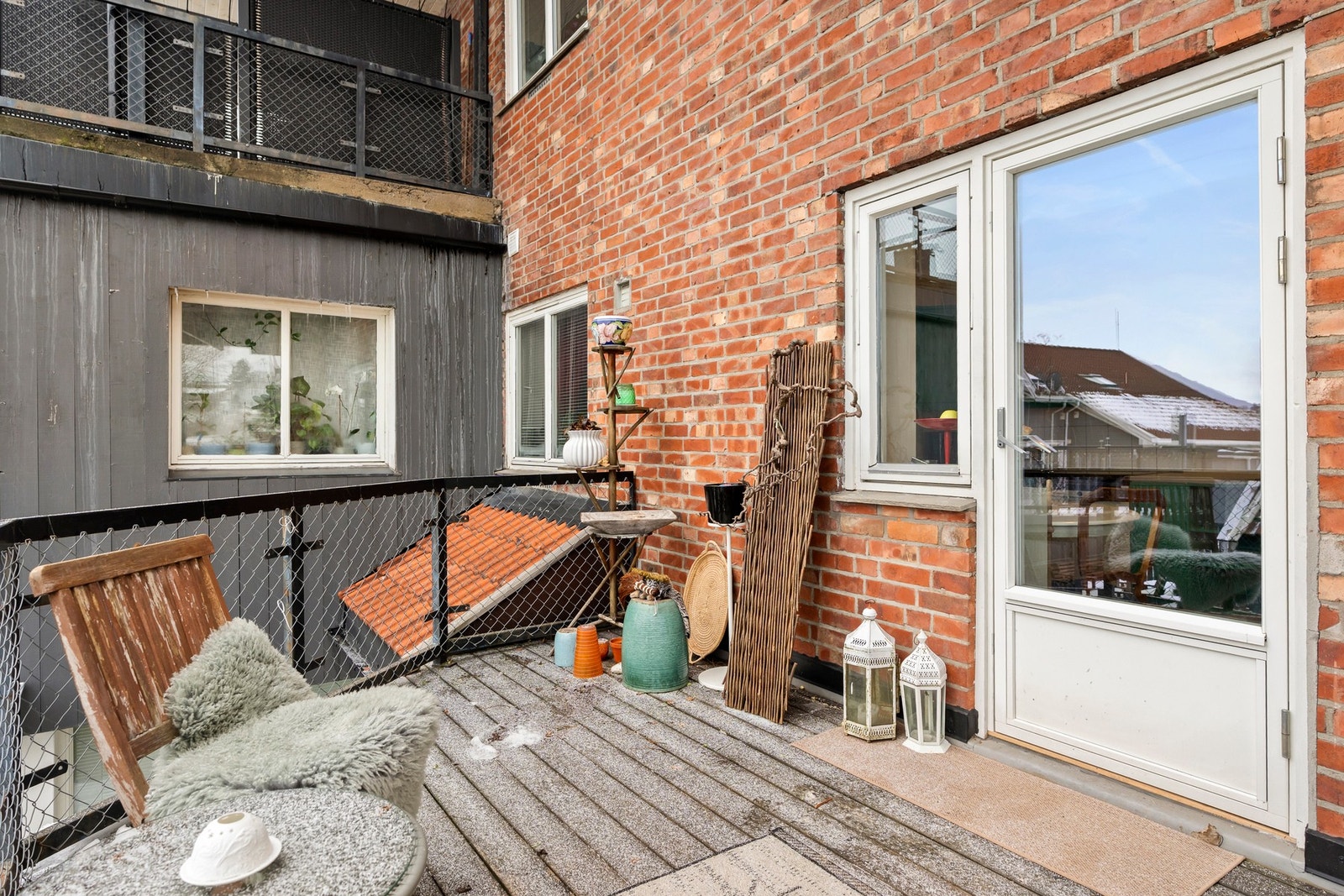 Balkongen vender mot syd med gode solforhold. Galleribilde