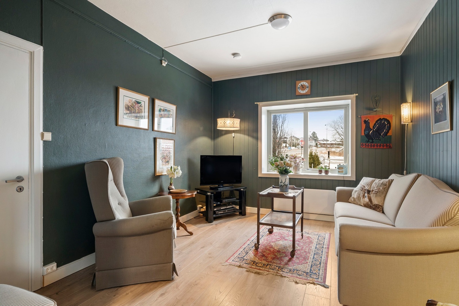 Egen TV-stue med plass til sofa, sofabord og mediemøblement. Galleribilde