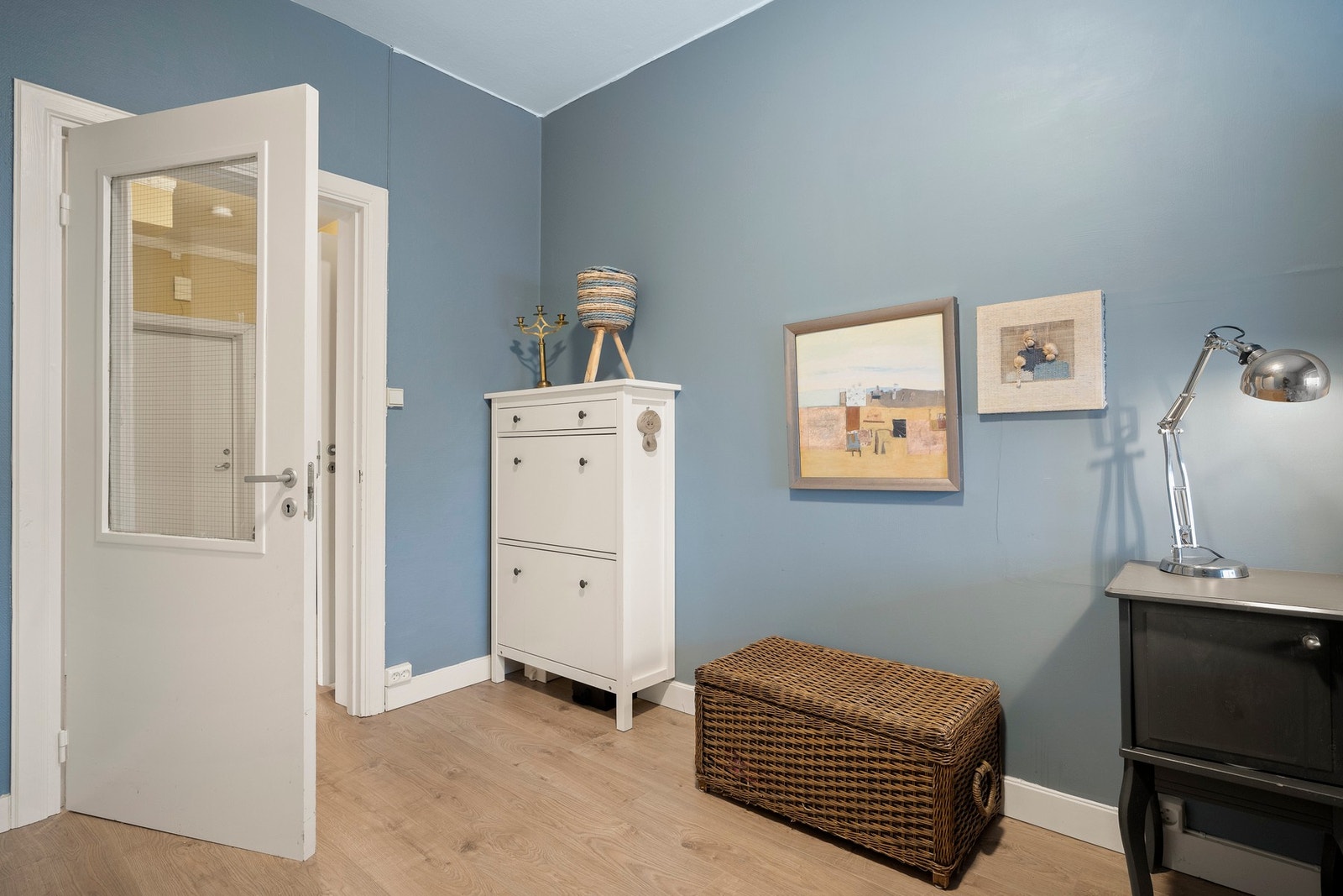 Romslig soverom med plass til seng, nattbord og oppbevaringsmøblement. Galleribilde