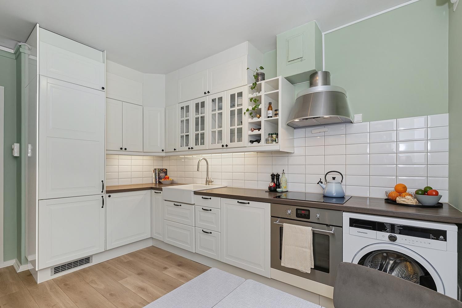 Kombiskap, oppvaskmaskin, komfyr, platetopp og vaskemaskin følger Galleribilde