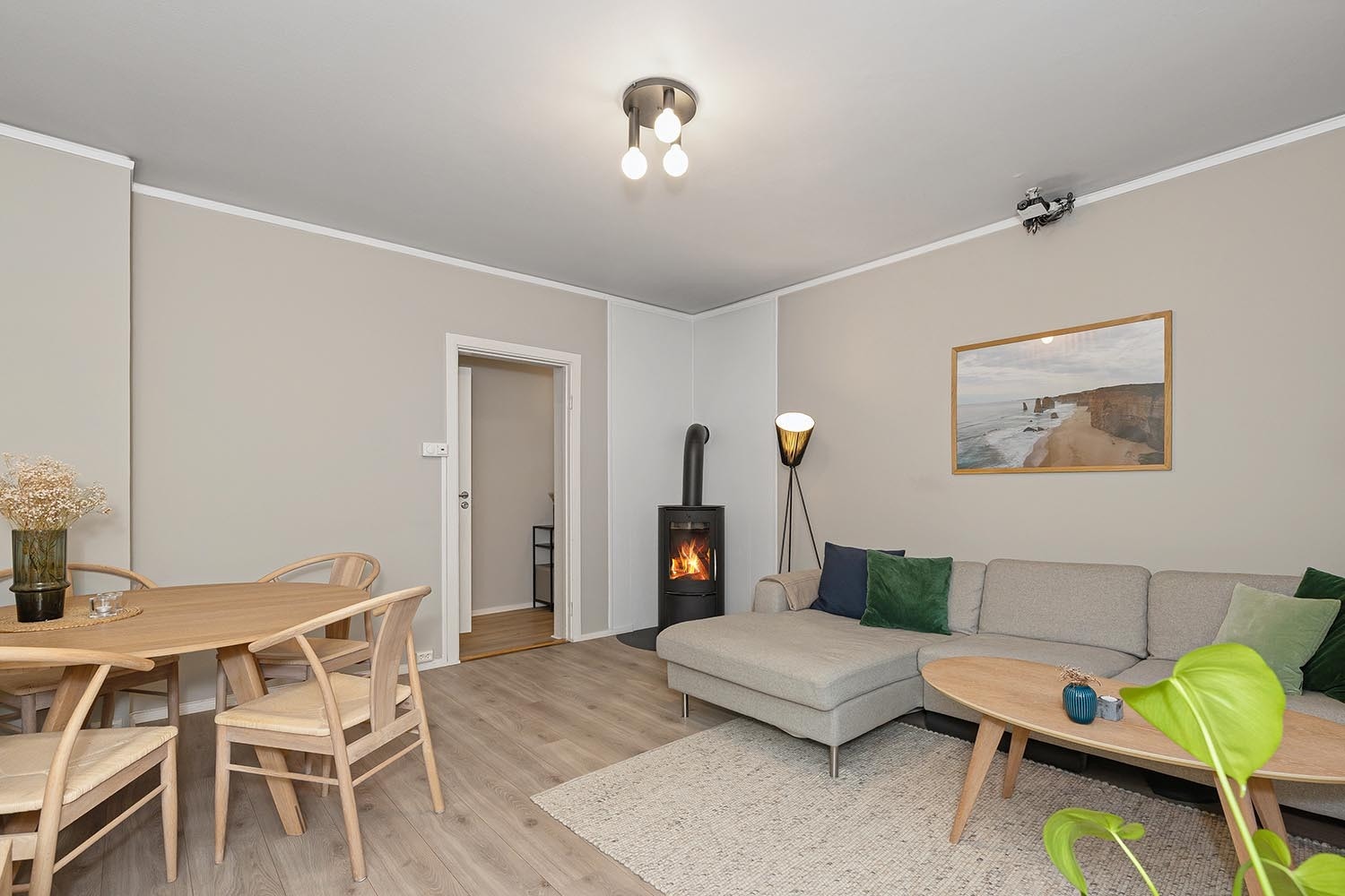 Også muligheter for spisebord og en lun peis som varmer godt på vinteren Galleribilde