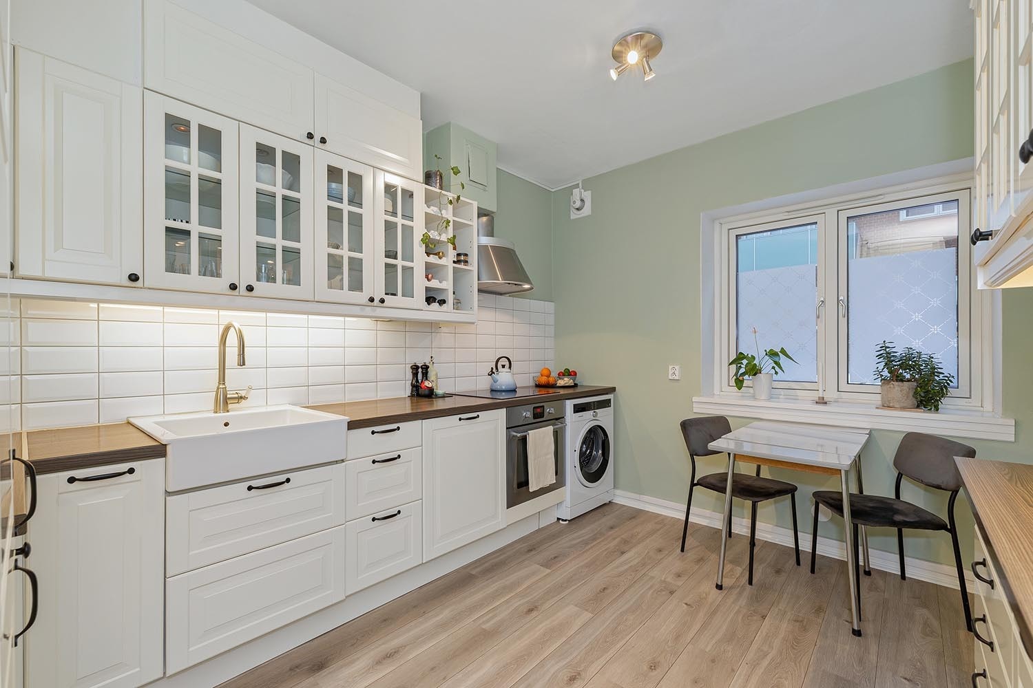 Moderne kjøkken med god plass til oppbevaring Galleribilde