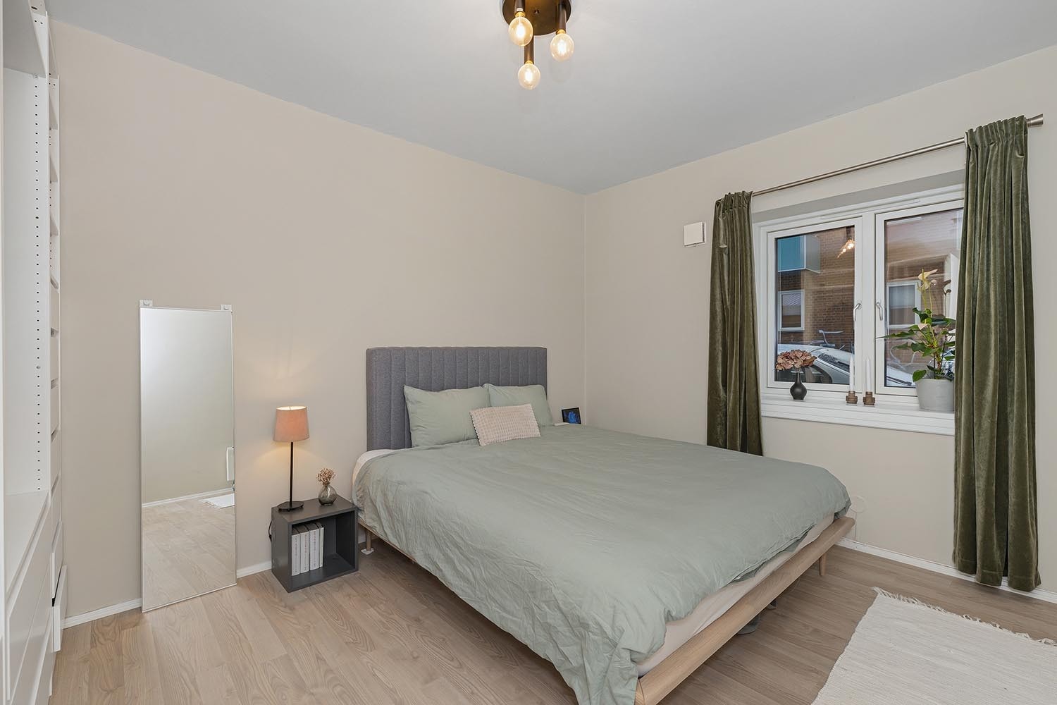 Soverom 2 har også plass til dobbeltseng med stort garderobeskap. Kan også benyttes som gjesterom eller hjemmekontor Galleribilde