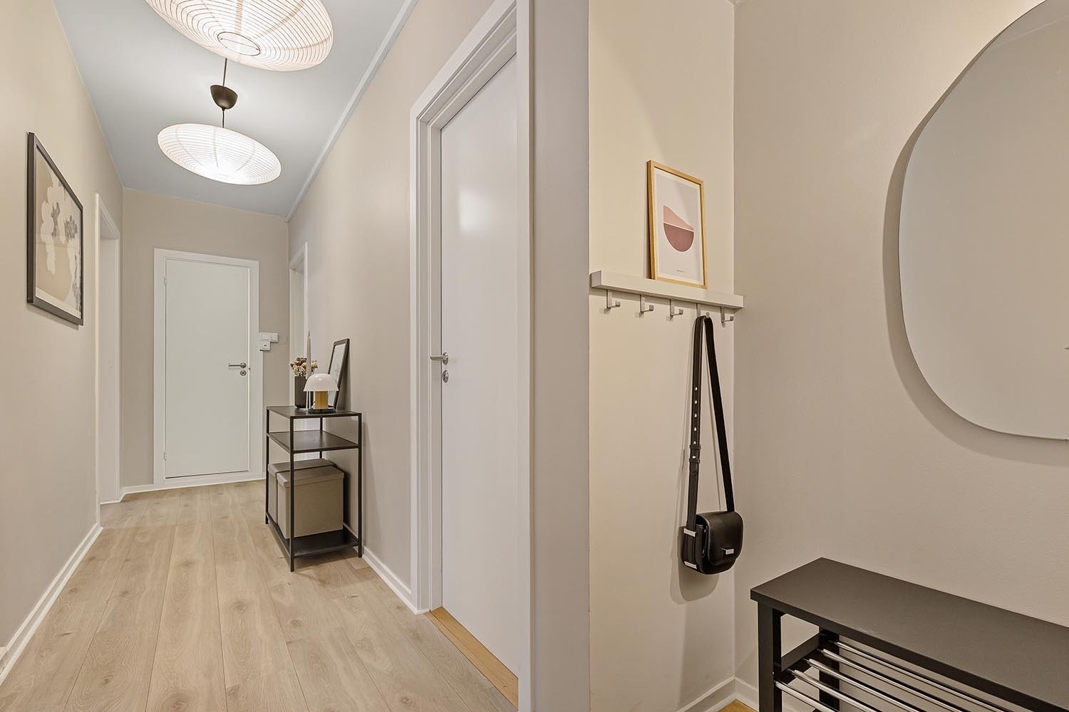 Romslig entre med god plass til sko og yttertøy Galleribilde