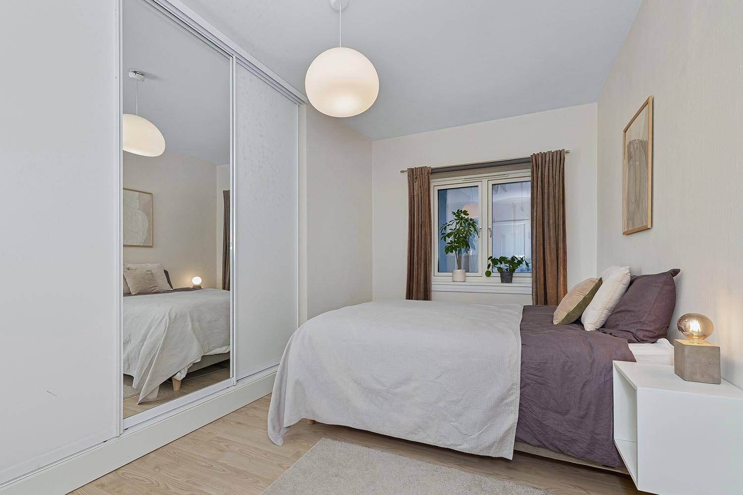 Stort hovedsoverom med integrert garderobeskap med god plass til dobbeltseng Galleribilde