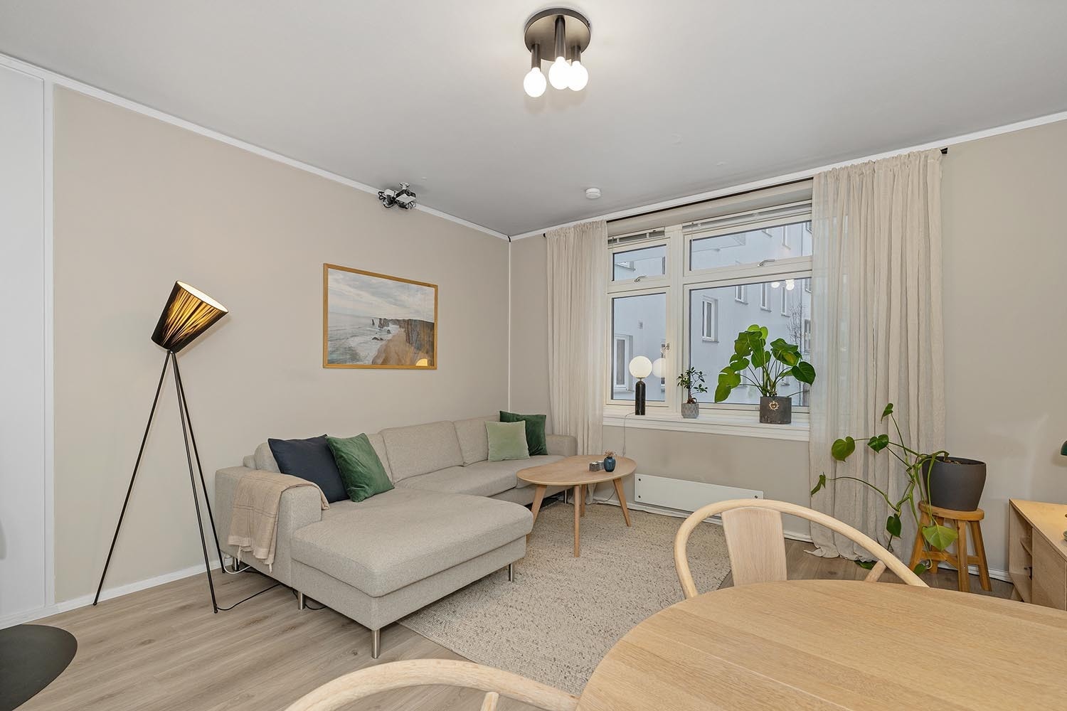 Stor og romslig stue med plass til sofa og TV Galleribilde