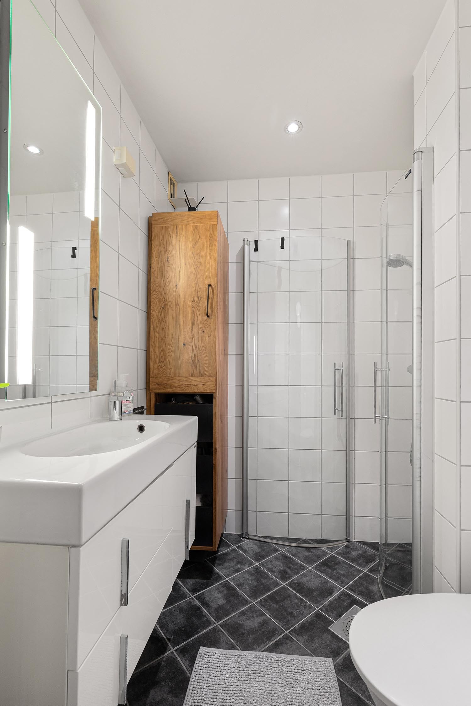 Delikat flislagt bad med varmekabler Galleribilde