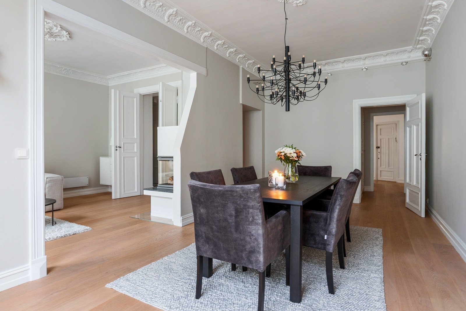 Spisestue av god størrelse med god plass til stort spisebord Galleribilde