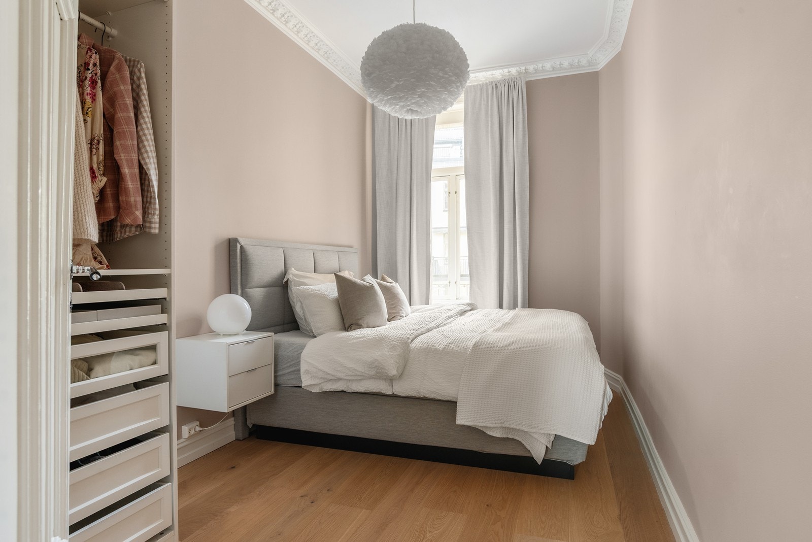 Romslig hovedsoverom med god plass til dobbeltseng med tilhørende nattbord, garderobeskap og annet ønsket møblement Galleribilde