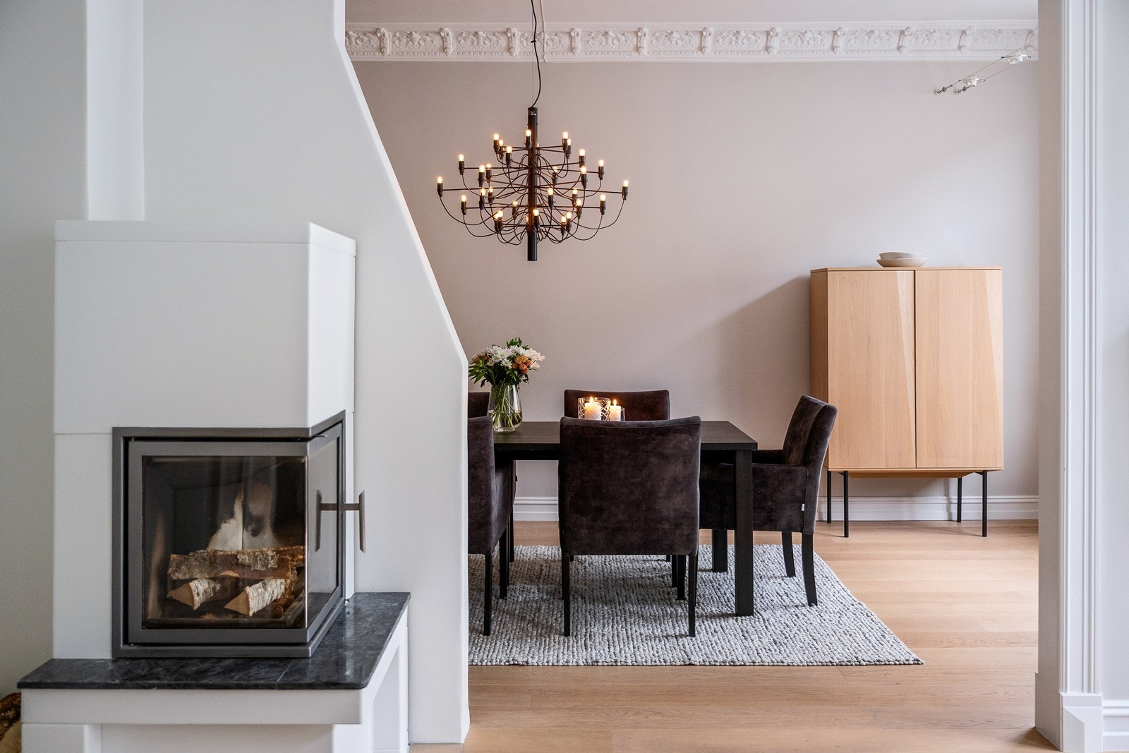 Leiligheten byr på klassiske detaljer som 3,02 m takhøyde, stukkatur og rosett Galleribilde