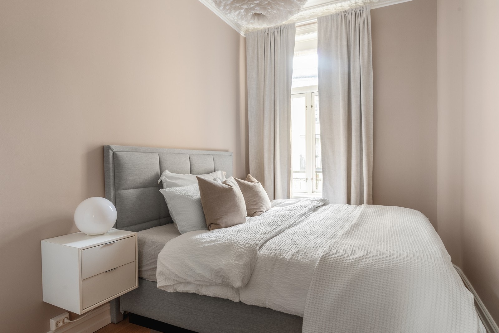 Gjennomgående i leiligheten finner du store vindusflater som slipper inn rikelig med naturlig lys og skaper en lys og luftig atmosfære Galleribilde