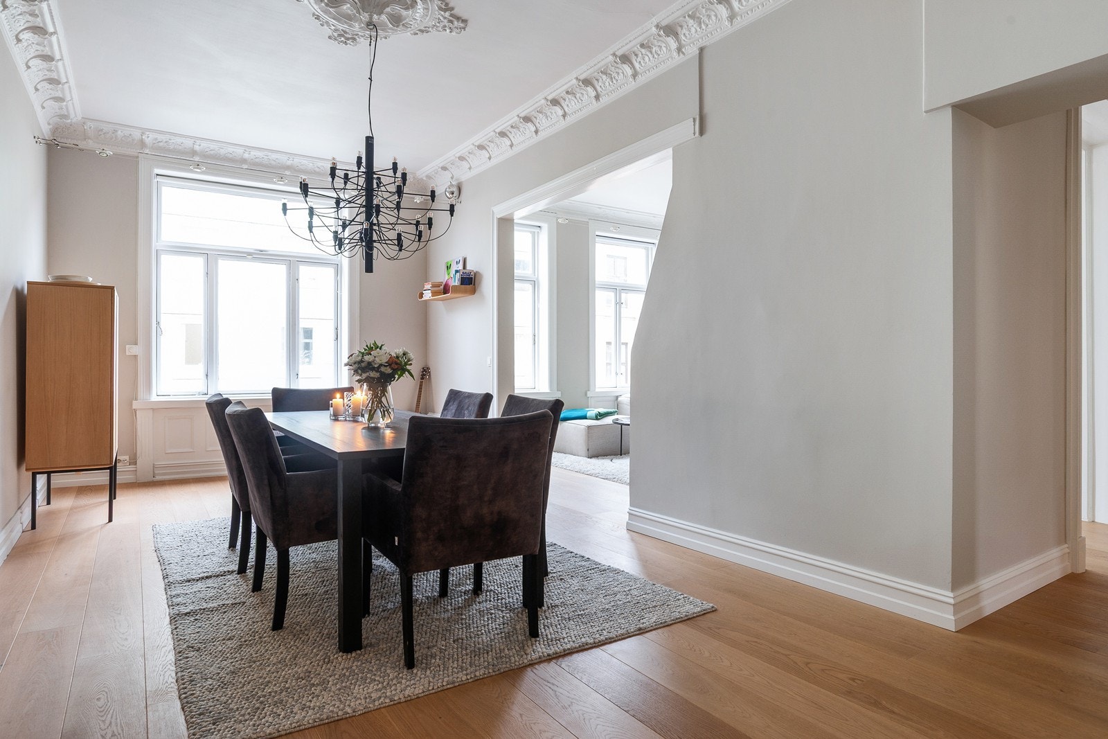 Gjennomgående i leiligheten er store vindusflater. Her kan du samle familie og venner! Galleribilde