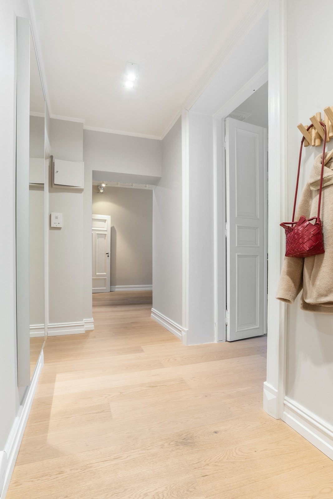 Romslig entré. Det er montert porttelefon Galleribilde