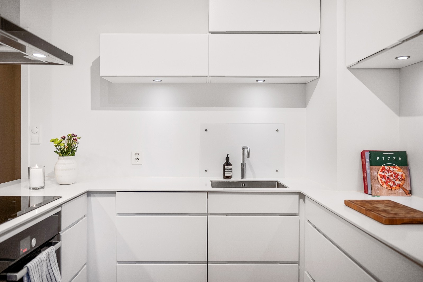 Kjøkkenet er romslig med gode løsninger for oppbevaring og matlaging Galleribilde