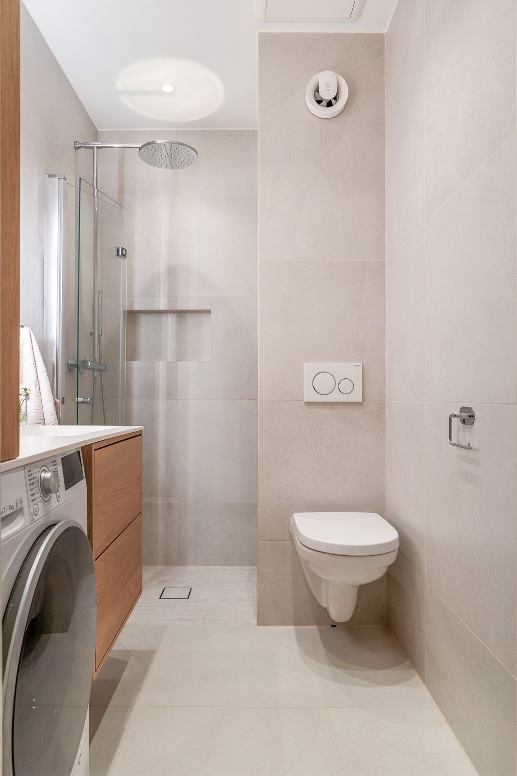 Innredning bestående av veggmontert wc, servant, servantskap, opplegg for vaskemaskin og dusjnisje med innfellbare dusjdører Galleribilde