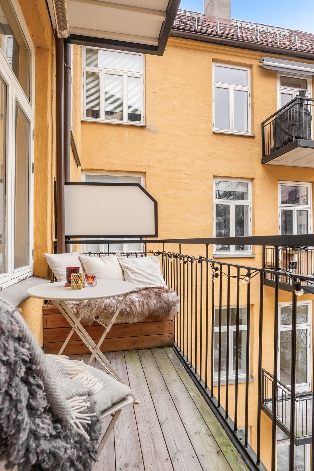 Herlig balkong mot stille bakgård. Beliggenheten ved Majorstuen gir deg et sentralt utgangspunkt med nærhet til det meste hovedstaden har å tilby. Gangavstand til en av hovedstadens mest ettertraktede handlegate Bogstadveien Galleribilde