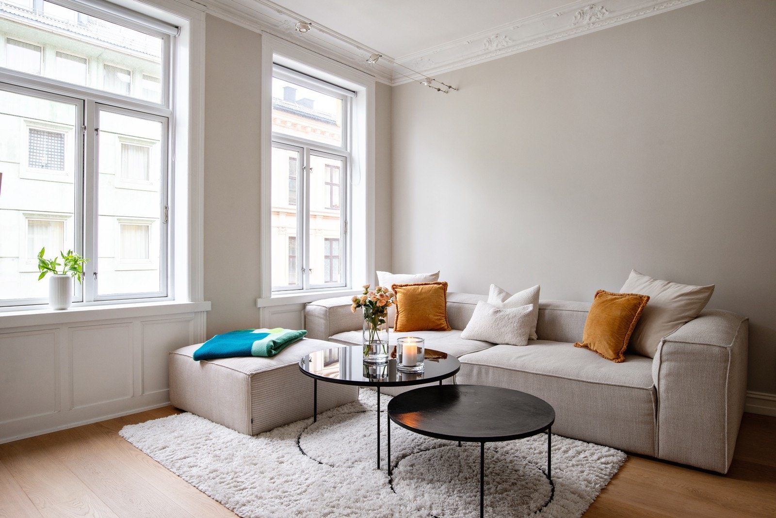 God plass til å innrede med sofagruppe, TV med tilhørende møblement og annet ønsket inventar Galleribilde