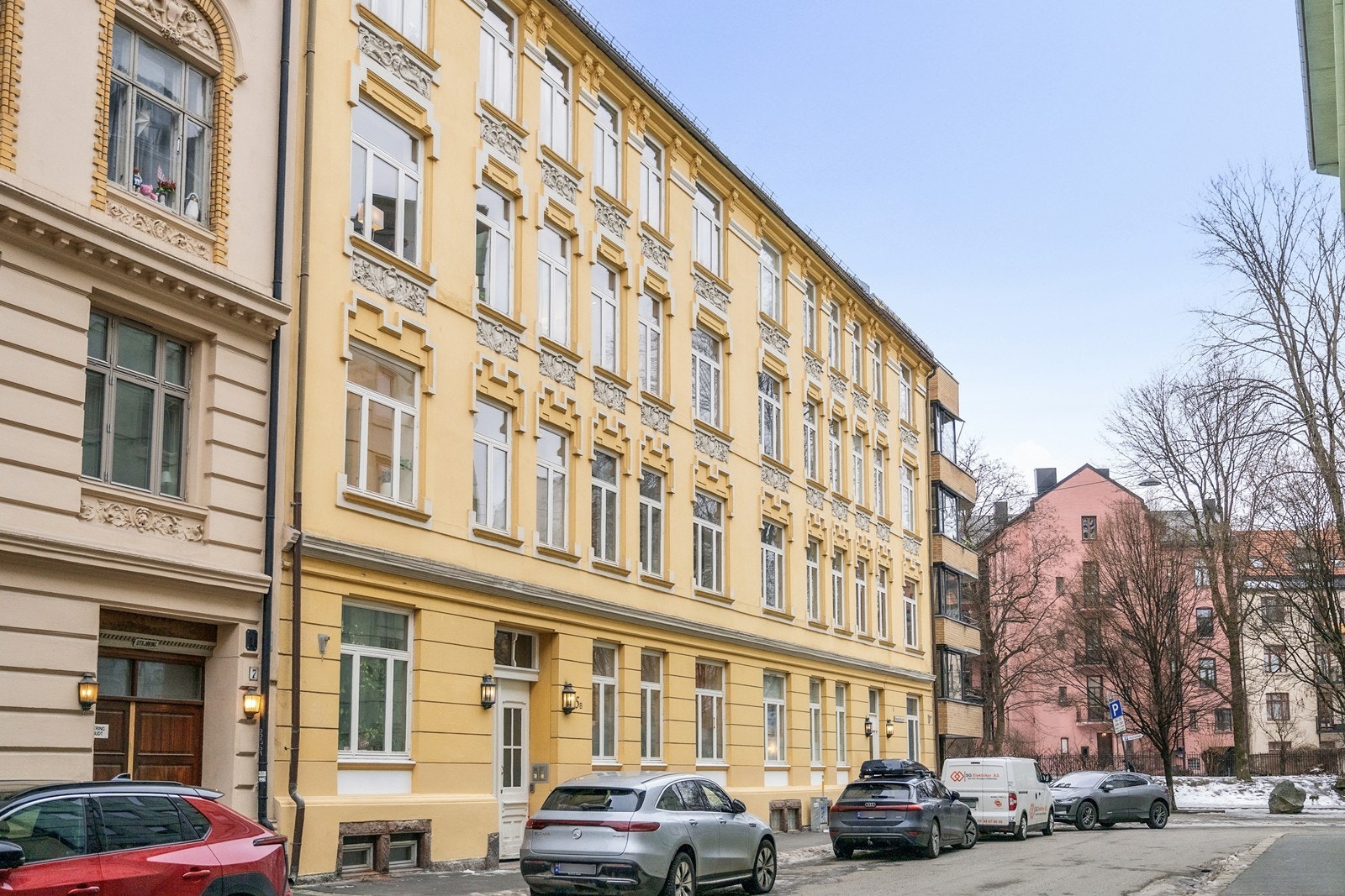 Fasade. Beboerparkering rett utenfor bygården! Galleribilde