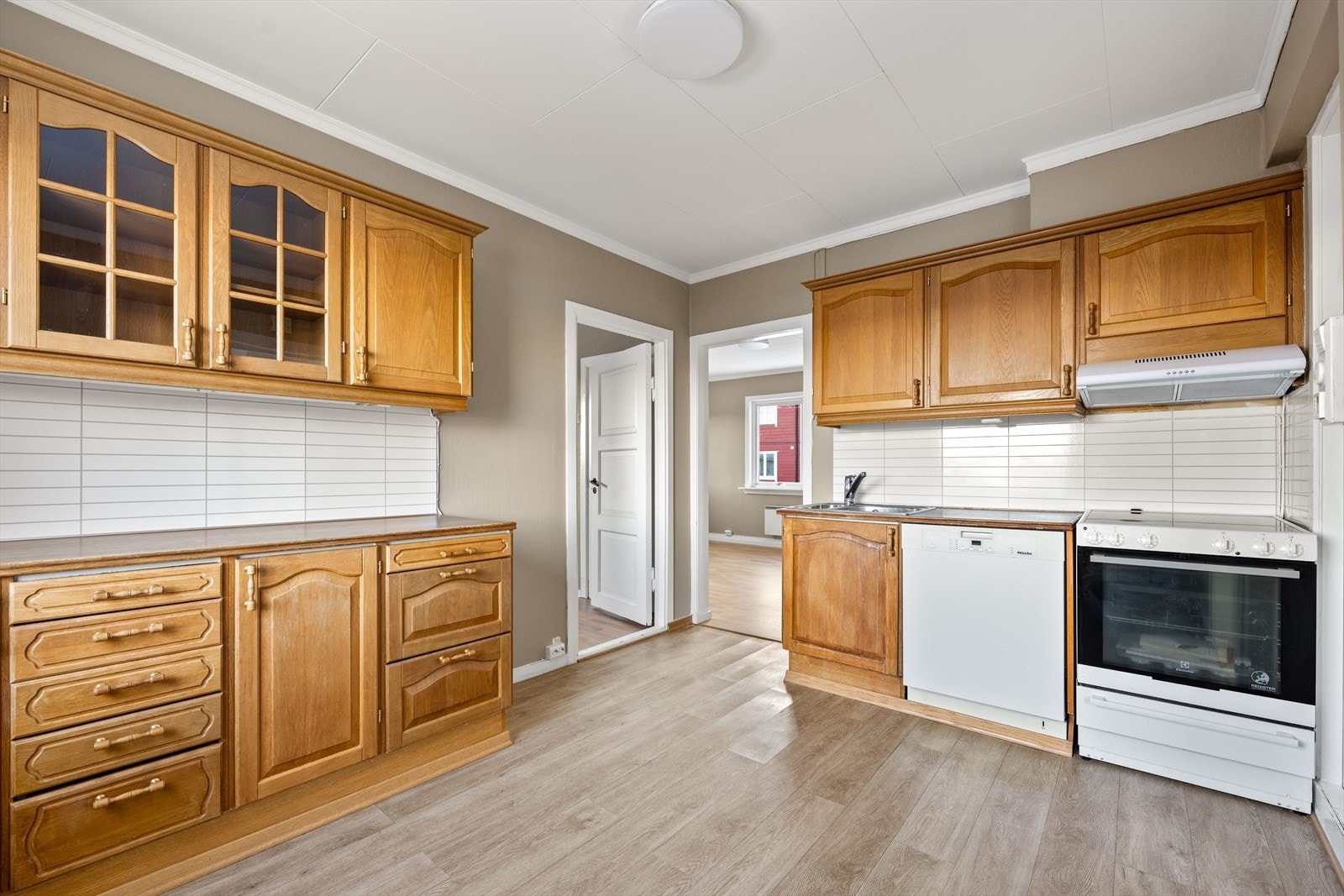 Kjøkken med profilert innredning i eik utførelse Galleribilde