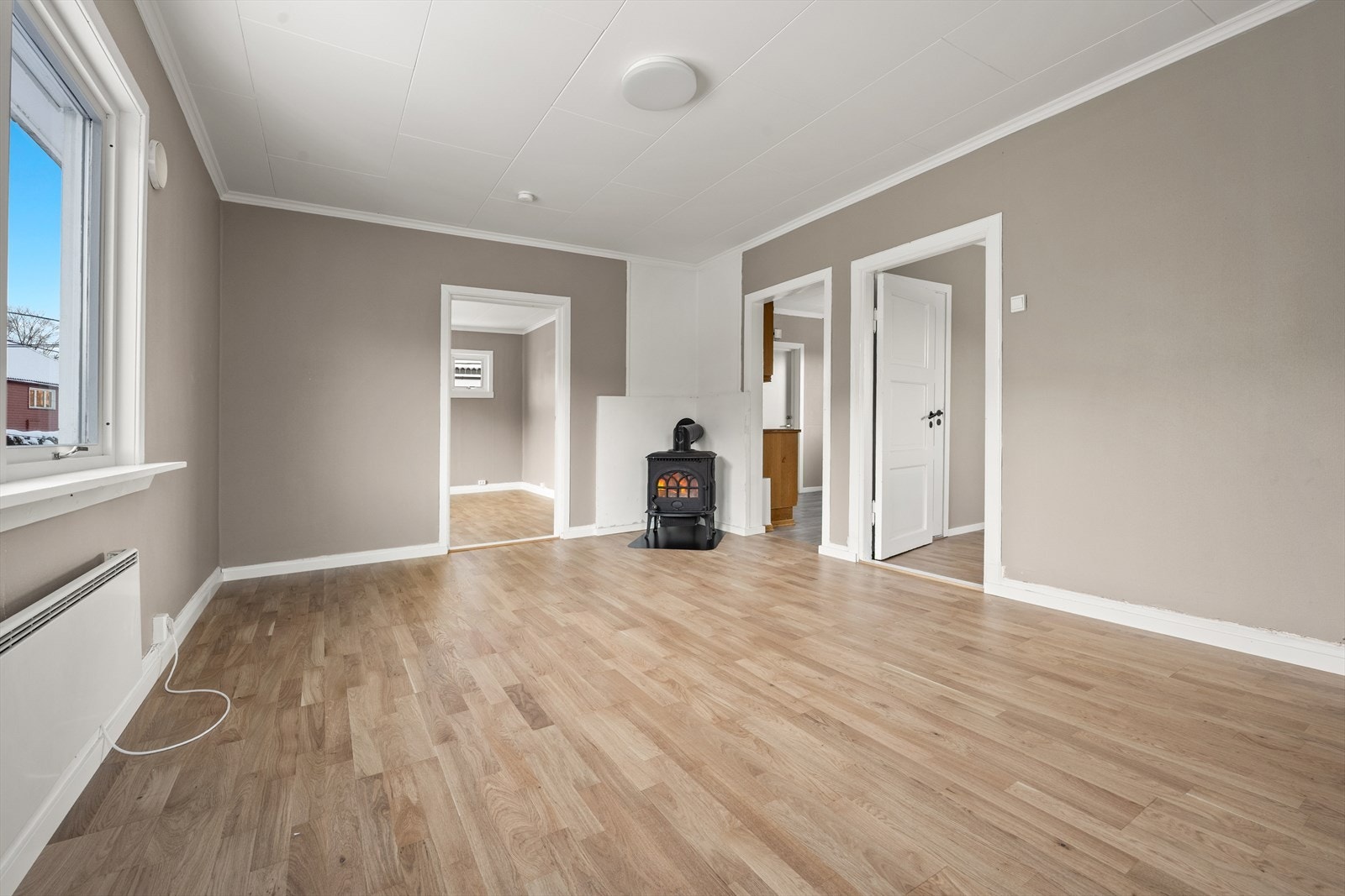 Romslig og hyggelig med nylagt eikparkett Galleribilde