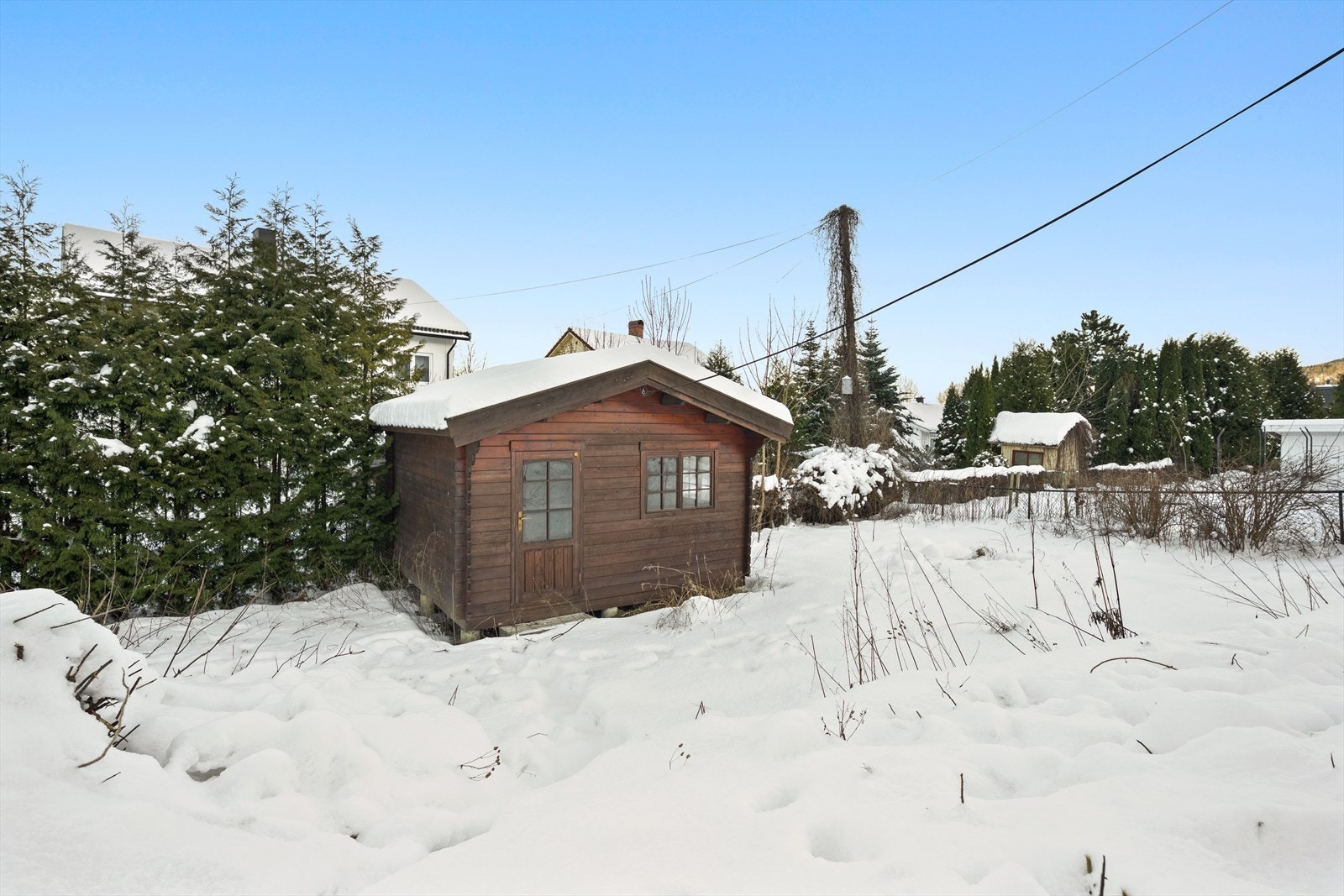 Fra hagen med frittstående bod Galleribilde