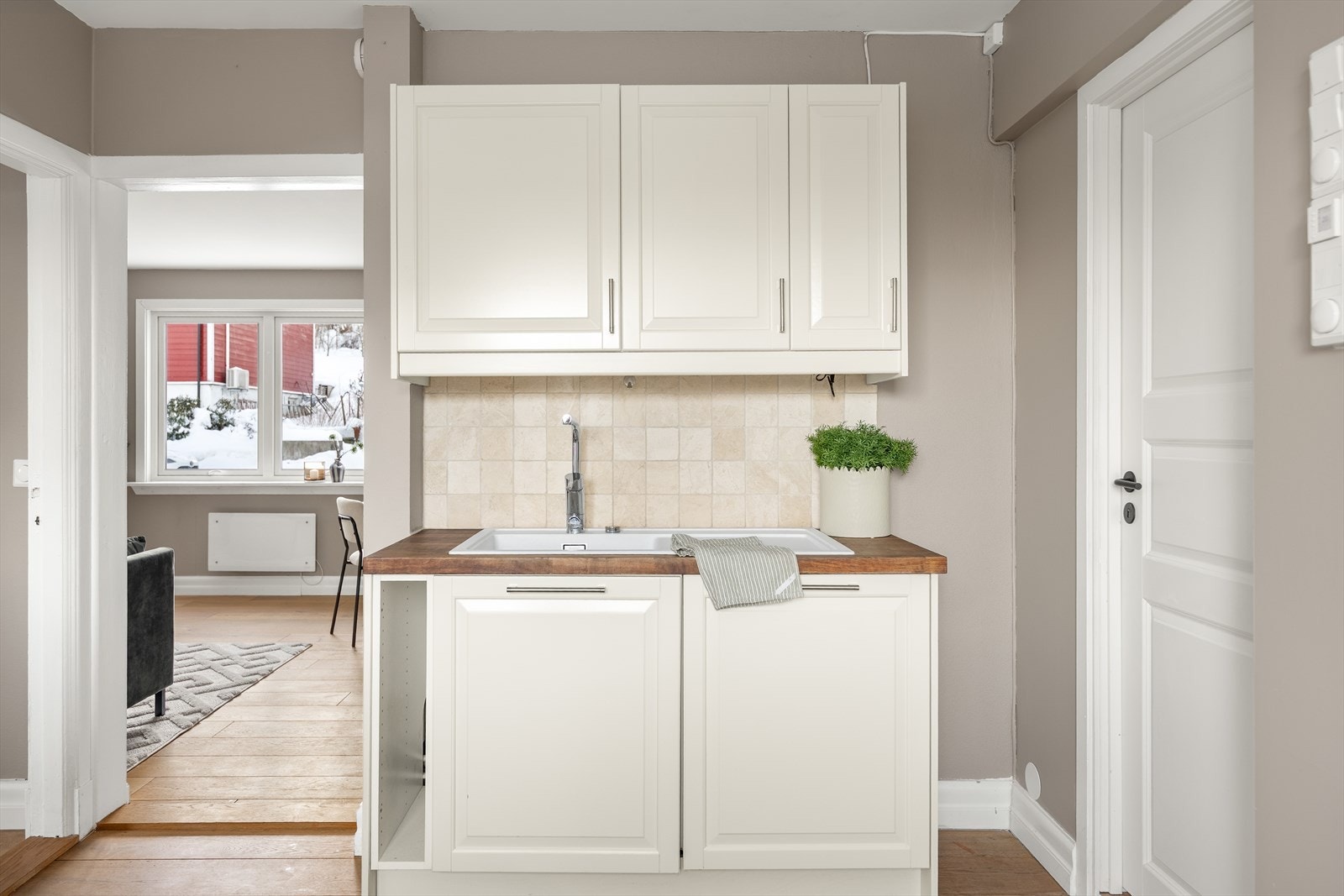 Flotte benkeplater i massivt tre gir kjøkkenet et varmt og hyggelig preg Galleribilde