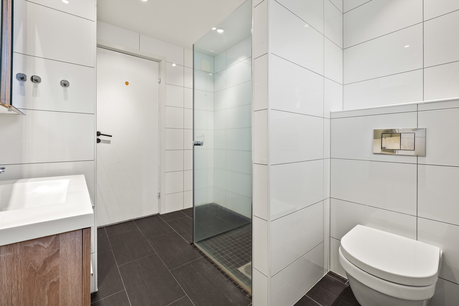 Pent og flislagt bad med moderne, nøytrale fliser og varmekabler i gulv - LED-downlights Galleribilde