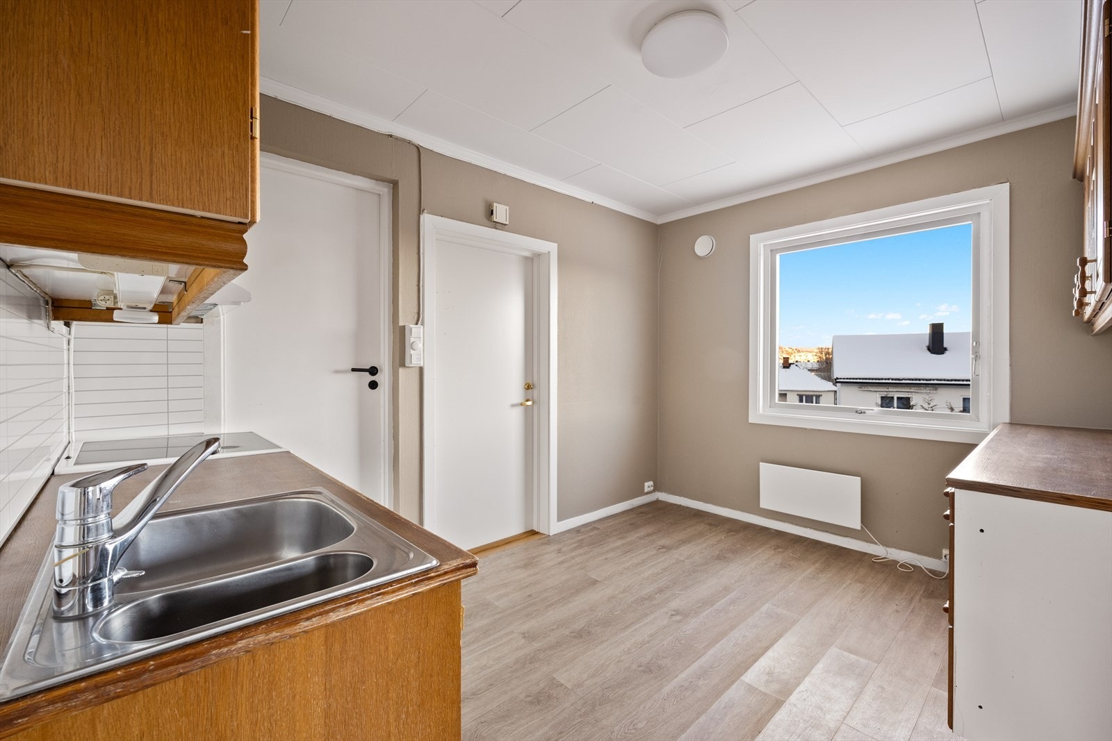 Det medfølger oppvaskmaskin samt frittstående komfyr Galleribilde