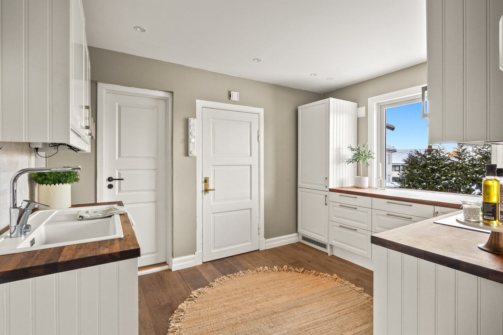 Utstyrt med integrert komfyr, platetopp, oppvaskmaskin samt kjøle- og fryseskap Galleribilde