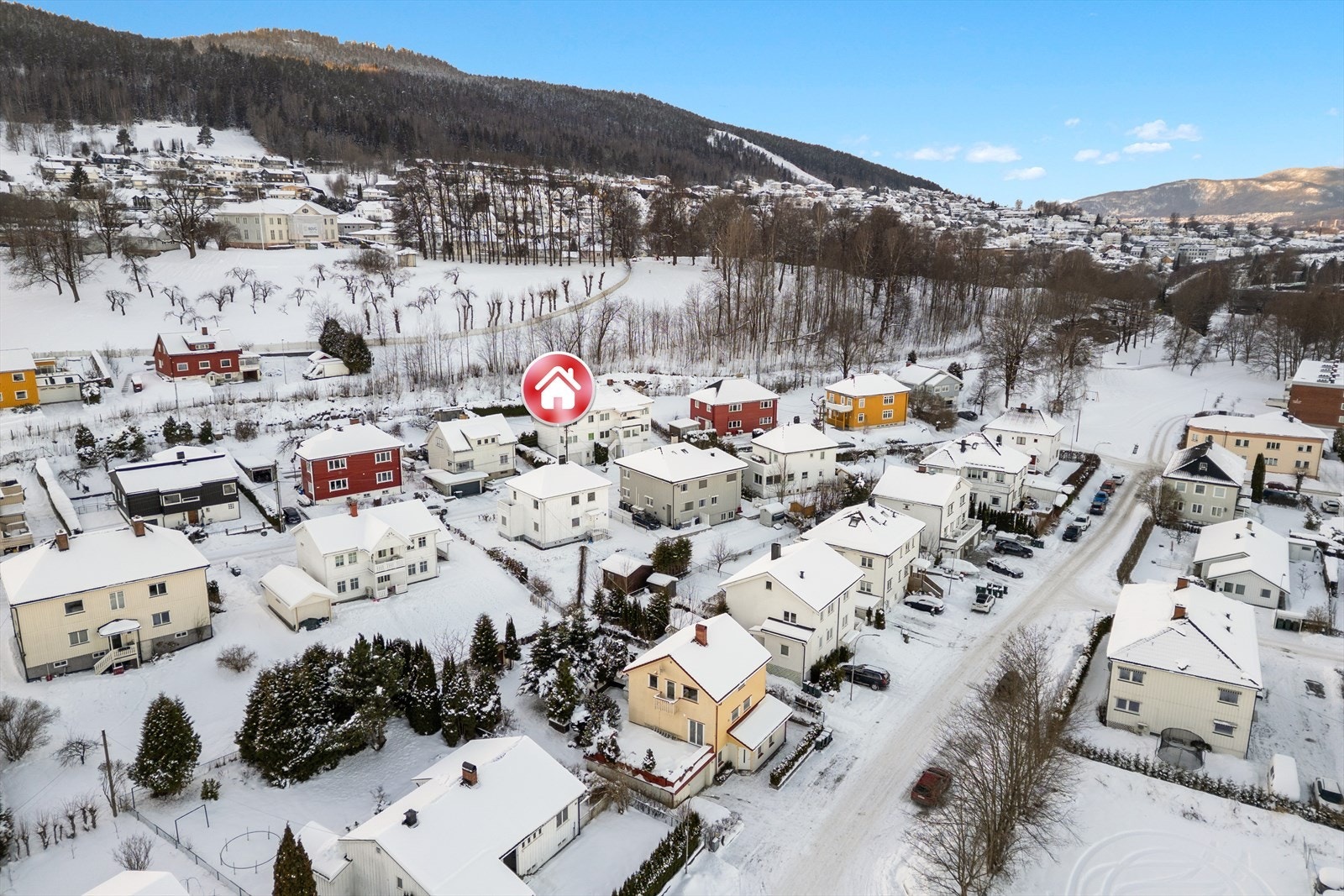 Boligen har en svært attraktiv beliggenhet i et etablert og skjermet boligområde på Strømsø, rett på nedsiden av Austad Galleribilde
