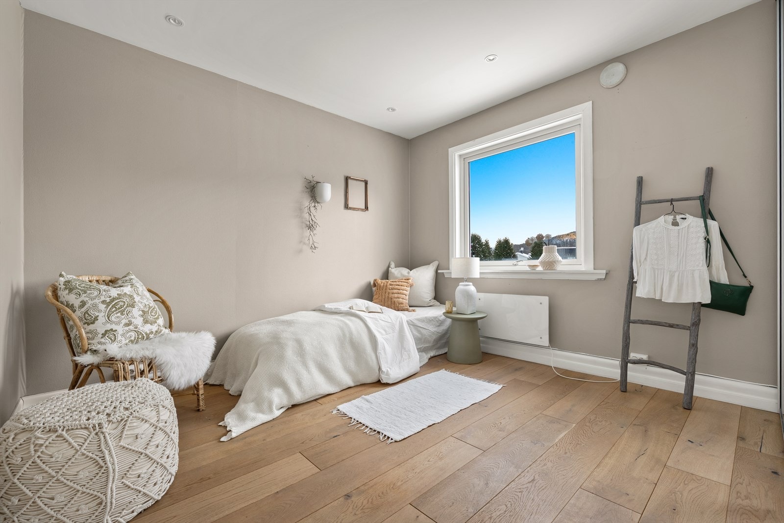 Soverom 2 - også her meden-stavs parkett Galleribilde