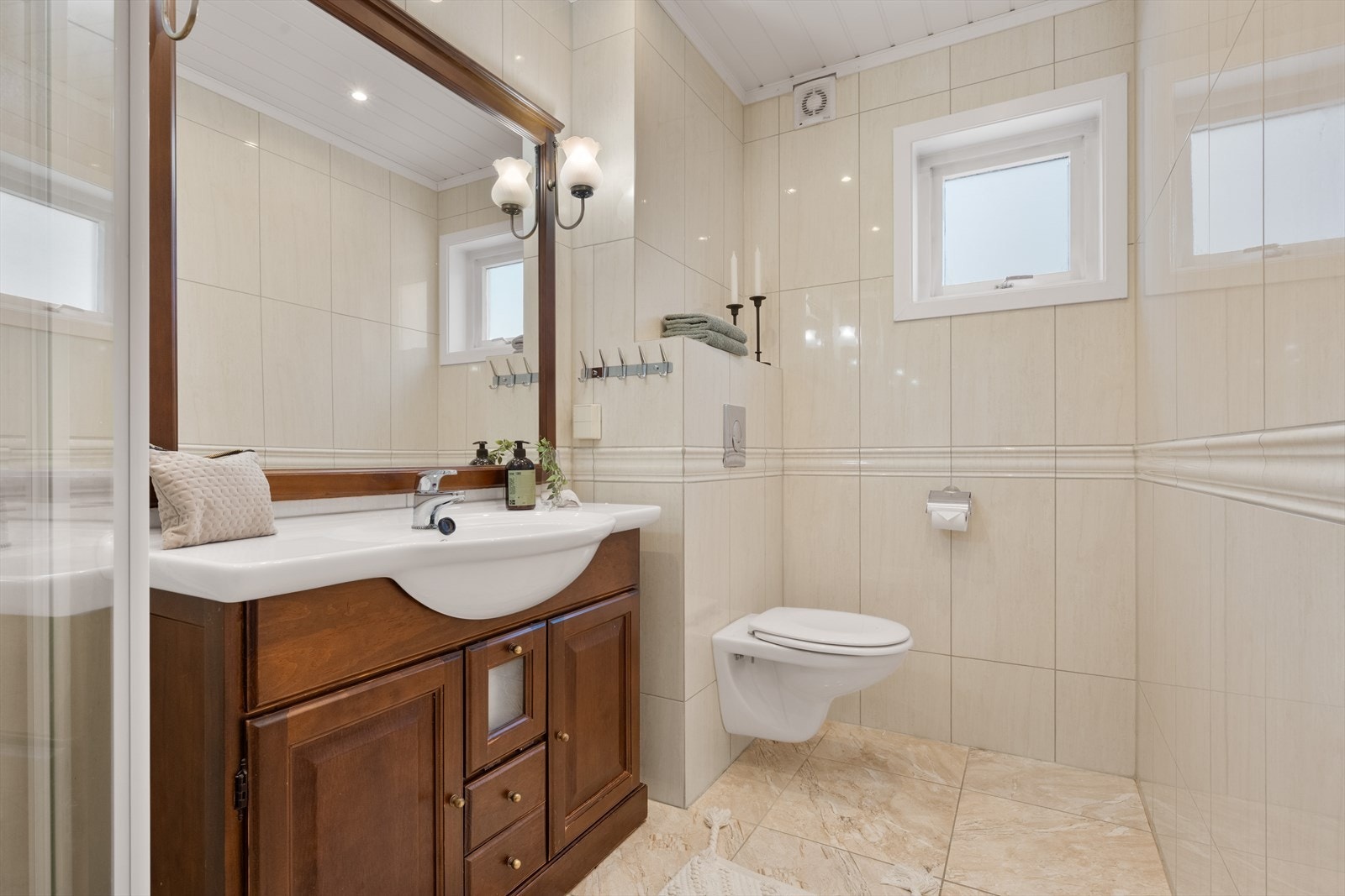 Pent og flislagt bad med varmekabler i gulv Galleribilde