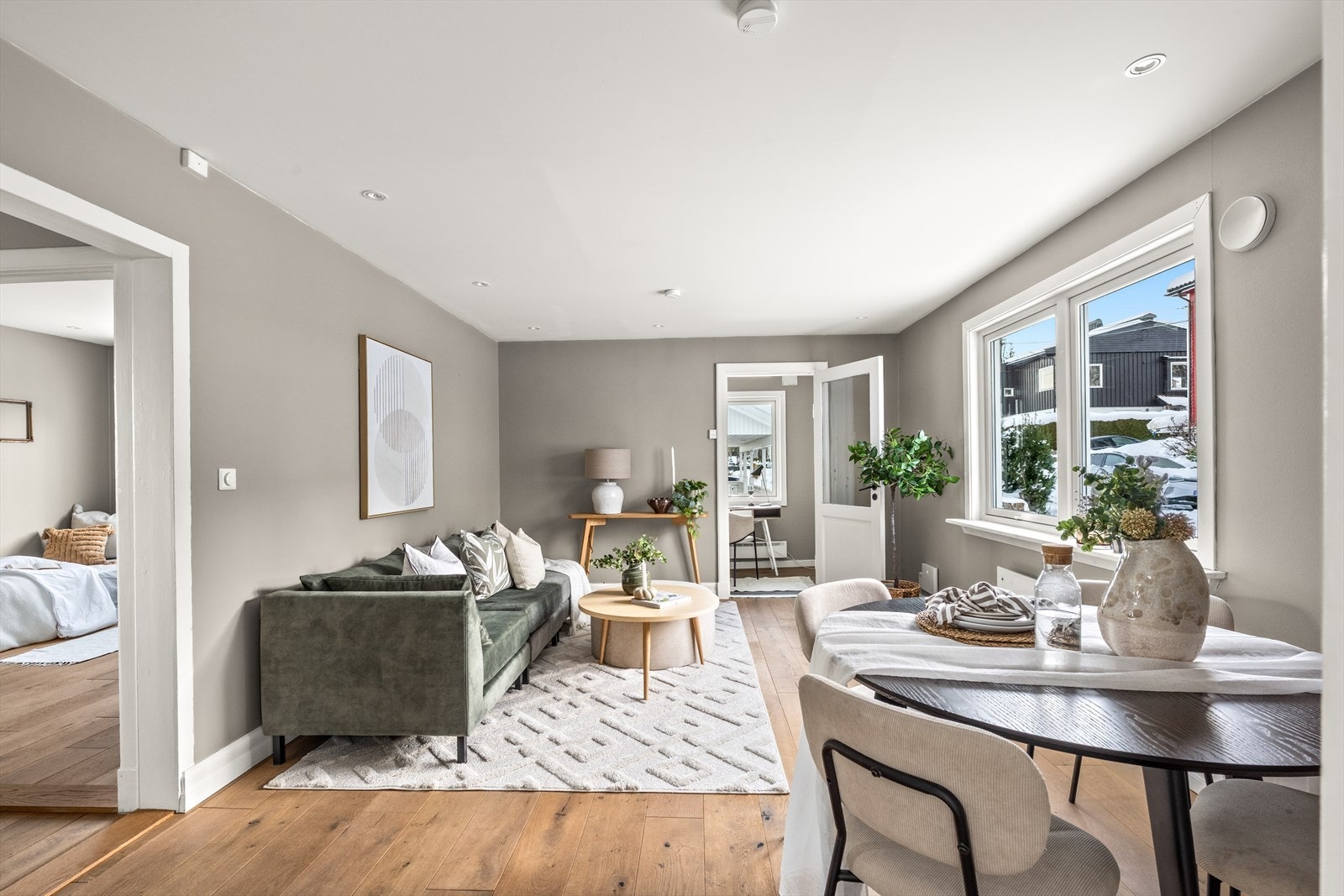 Stuen er lys og med LED-downlights i taket Galleribilde