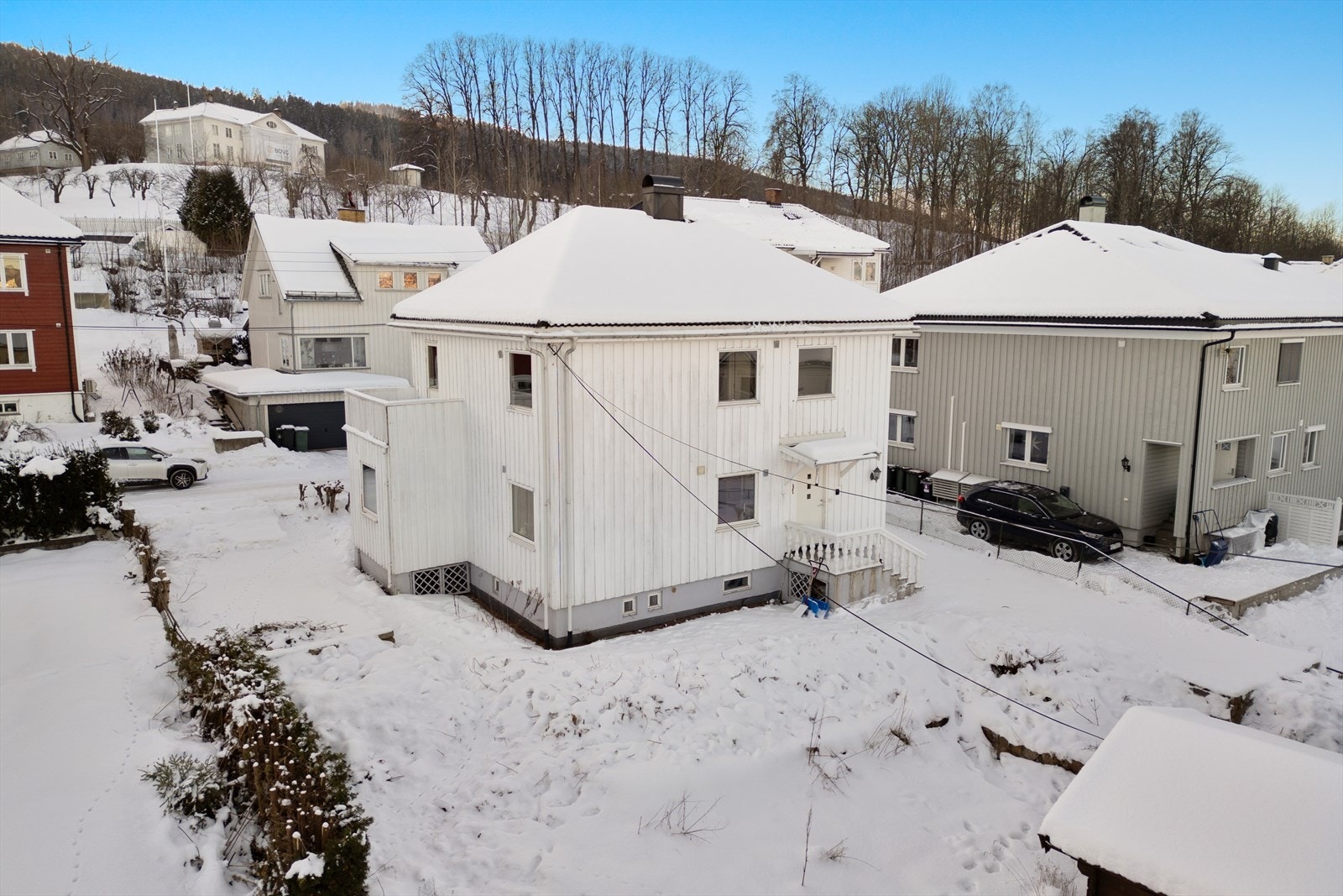 Stor og velholdt hel horisontaldelt tomannsbolig Galleribilde