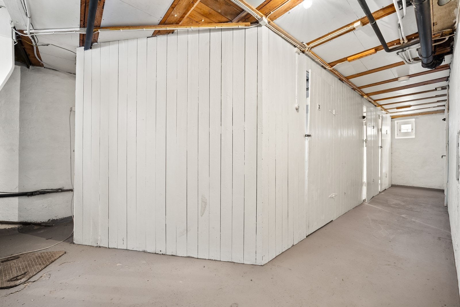 Det er rikelig med boder og lagringsplass i underetasjen Galleribilde