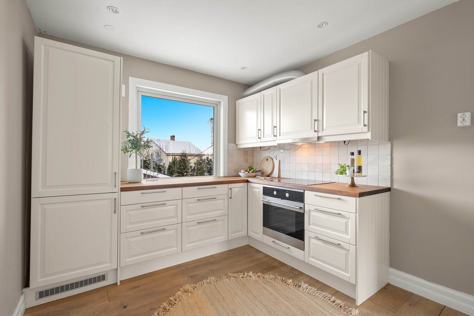 Pent og tidløst kjøkken med profilerte fronter - også her er det LED-downligts i taket Galleribilde